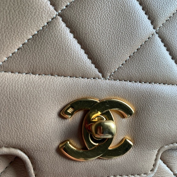 Vintage Classic Single Flap in Beige Lambskin in 24GHW - Picture 2 of 15